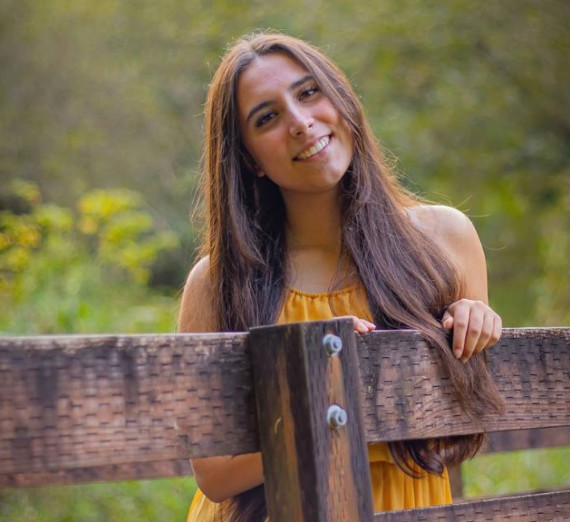 Женщина опирается на перила