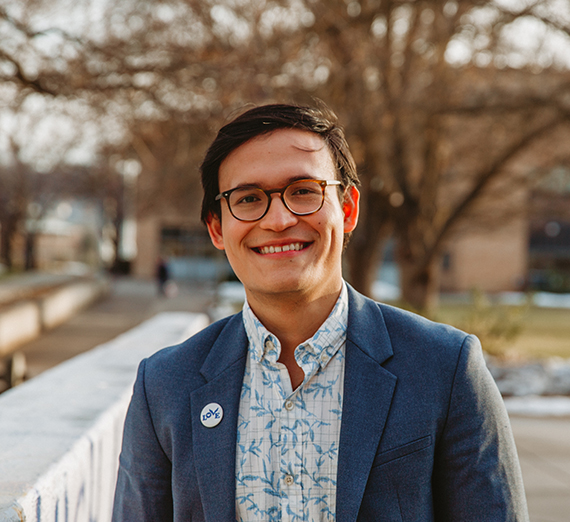 Женщина опирается на перила