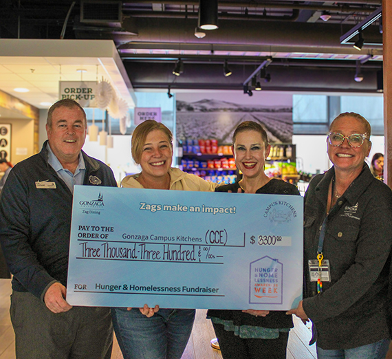 Еда на тарелках, приготовленная для молодежи