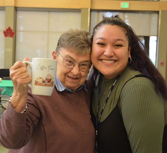 Еда на тарелках, приготовленная для молодежи
